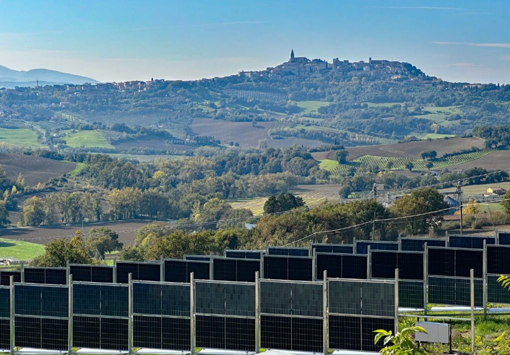 Paesaggio collinare con pannelli solari